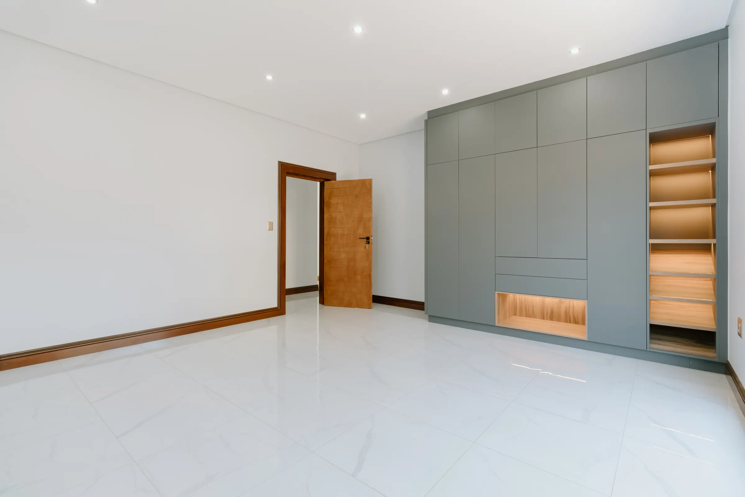 Editorial interior of Leloko Estate hallway, Hartbeespoort — daylight photography by TimeSake Media