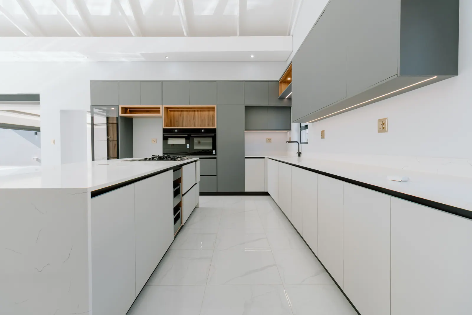 Editorial interior of Leloko Estate dining, Hartbeespoort — daylight photography by TimeSake Media